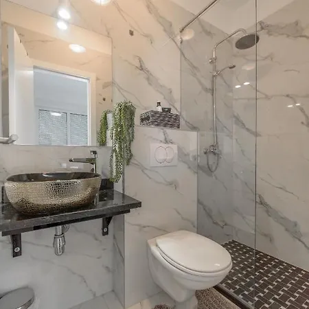 Apartment 3 *